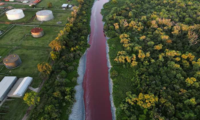 'Het ziet eruit als een stroom bloed.' Een rivier in de buurt van Buenos Aires wordt rood en wekt angsten voor giftig lek