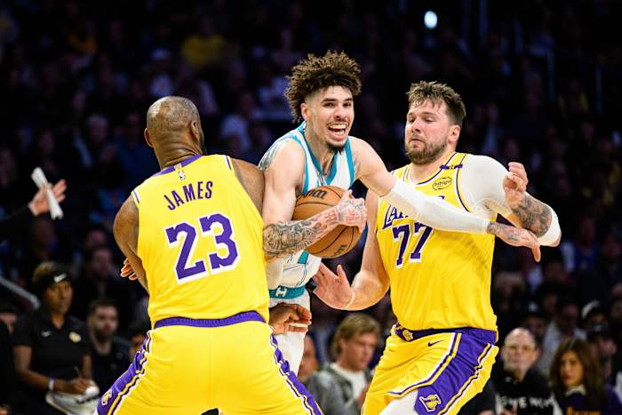 Hornets Stun Lakers 100-97 Nadat Luka worstelt en LeBron 2 late schoten mist om het te binden