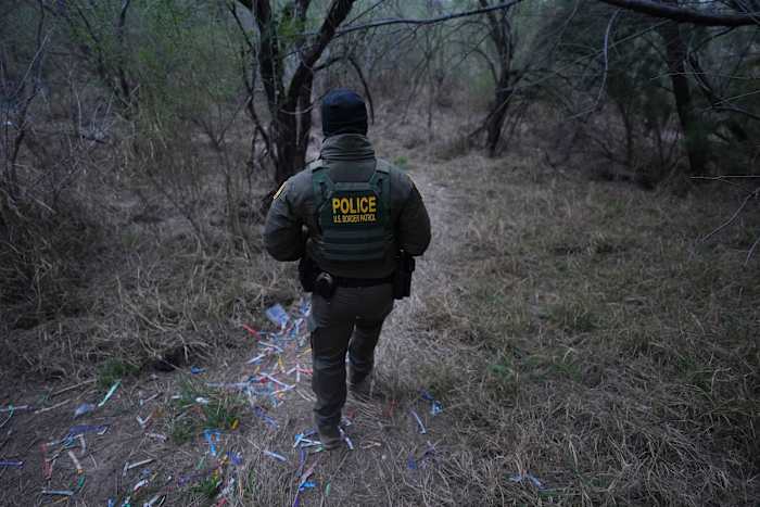 Idle bussen, lege grenspatrouilleboten: arrestaties voor illegale kruisingen vallen in de Rio Grande Valley