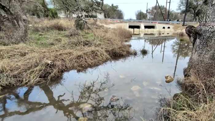 Inwoners van Oakland Estates ontmoeten stadsambtenaren om het afwateringsproject te bespreken