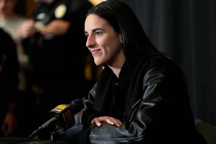 Iowa Honours Caitlin Clark door haar nummer terug te trekken en in de spanten op te hangen