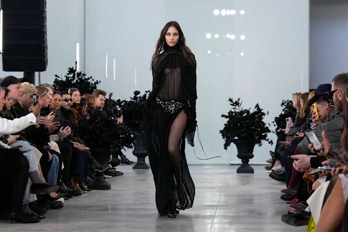 Irina Shayk opent Blumarine -show in Milaan die Buzz injecteert in het debuut van Creative Director David Koma