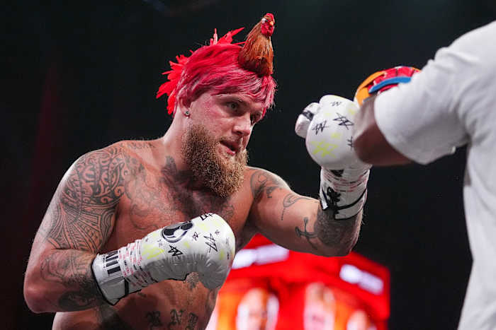 Jake Paul slaat terug naar Canelo Alvarez en noemt hem een ​​'geld-hongerige eekhoorn'