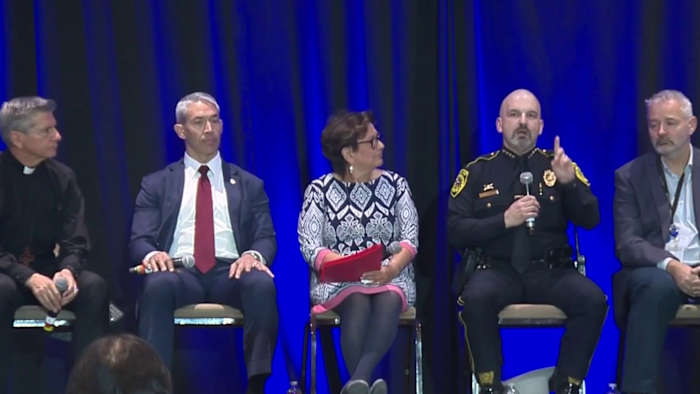 'Je kunt zonder angst leven:' Lokale leiders organiseren het stadhuis van Immigration om de zorgen van de gemeenschap aan te pakken