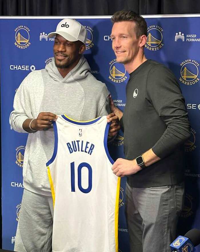 Jimmy Butler sluit zich aan bij de Warriors, zegt dat hij liefde heeft voor de hitte en klaar is voor een nieuwe titelschot