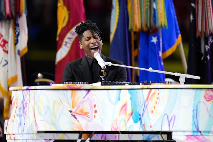 Jon Batiste's opnieuw bedacht Super Bowl Anthem benadrukte het schilderij van de vrouw en het podium voor nieuwe muziek
