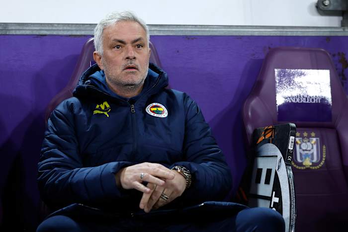 Jose Mourinho verbood voor vier wedstrijden en beboet na Turkse scheidsrechters commentaar