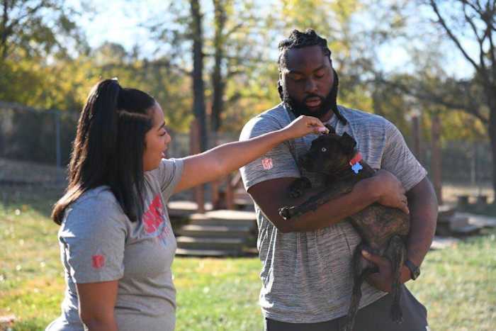Kansas City Chiefs Player wordt een coach van een mustig genaamd Persnip voor de 'Puppy Bowl'