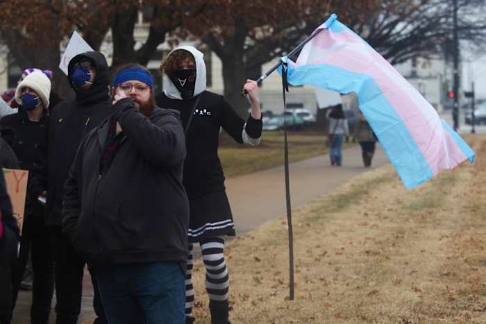 Kansas verbiedt genderbevestigende zorg voor minderjarigen nadat GOP-wetgevers de veto van de gouverneur omkeren