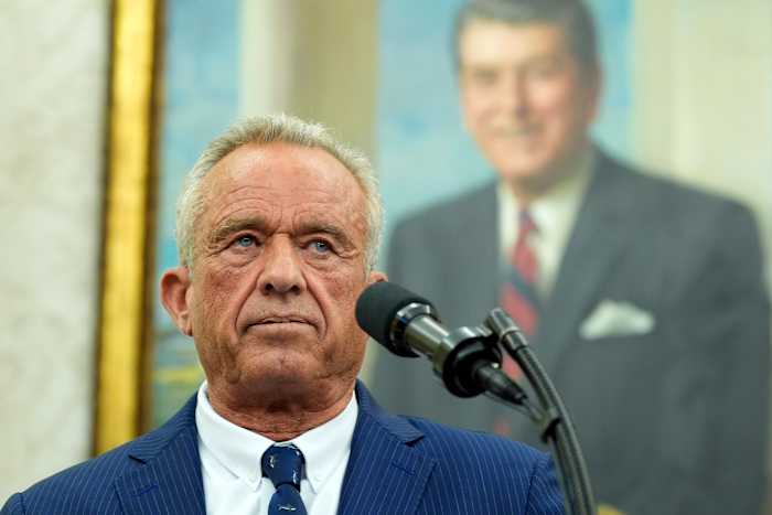 Kennedy zegt dat het paneel een schema voor het vaccin van kinderen zal onderzoeken nadat hij belooft het niet te veranderen