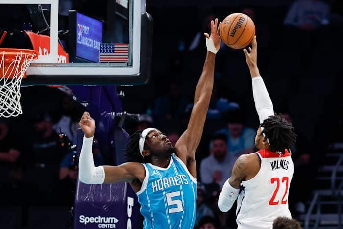 Lakers Land Center Mark Williams in handel met Hornets voor Knecht en Reddish, zegt AP Source