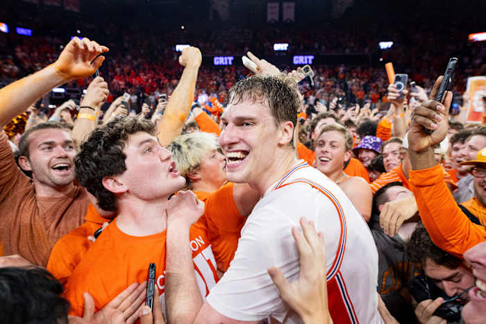 Lakhin scores 22, Clemson verslaat nr. 2 Duke 77-71 om de 16-game winning streak van Blue Devils te breken