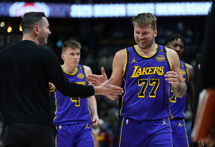 Luka Doncic leidt de Lakers tegen de Mavericks in hun eerste ontmoeting sinds de seismische handel