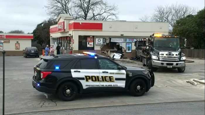 Man gearresteerd op DWI -vermoeden na het neerstorten van het voertuig in de zijde van Circle K aan de NW -kant, zegt de politie