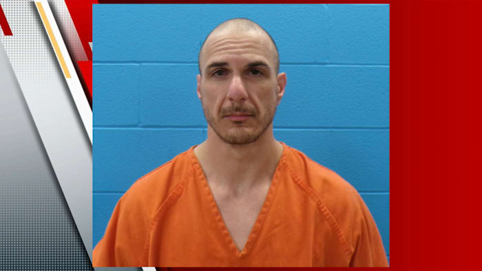 Man in tactische uitrusting gearresteerd na carjacking, schieten op voertuigen en huizen, zegt Schertz PD PD