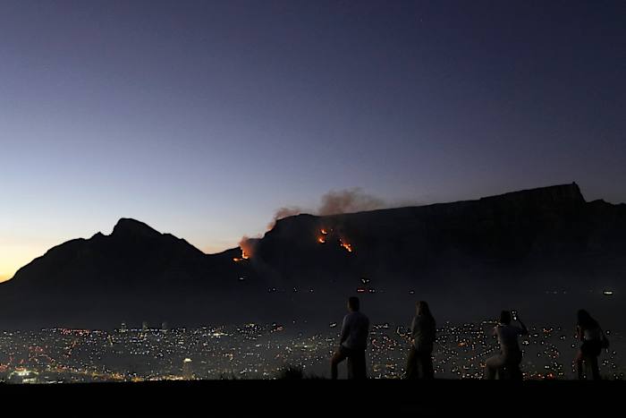 Meer dan 100 brandweerlieden vechten zwaaien op de Table Mountain in Zuid -Afrika in Kaapstad