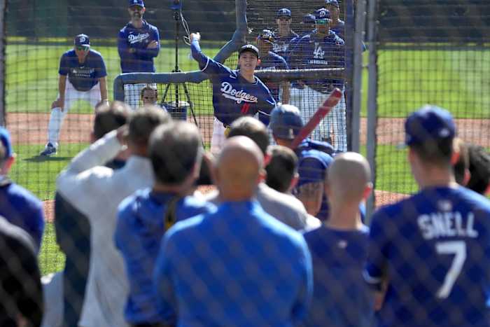 Met het kijken naar de Dodgers -organisatie, heeft Roki Sasaki enig succes met het gooien van live batting -oefening