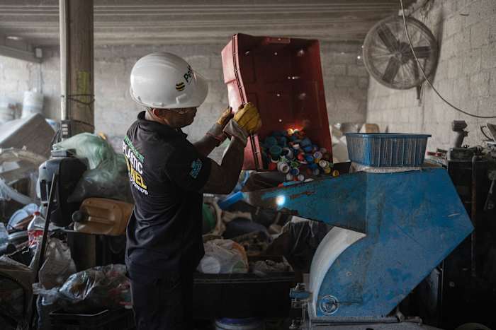 Mexicaanse startup pakt plastic afval aan door het om te zetten in brandstof