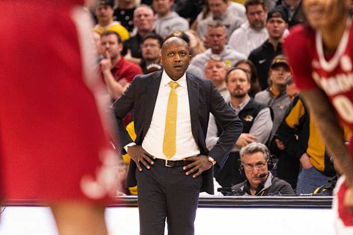 Missouri-coach Dennis Gates neemt PA-microfoon mee om de court-storming-viering af te gaan