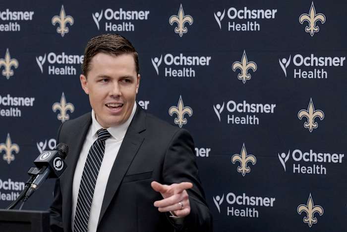 Moore is bullish over de heiligen, maar vrijblijvend op Carr, terwijl zijn eerste hoofdcoaching-optreden begint