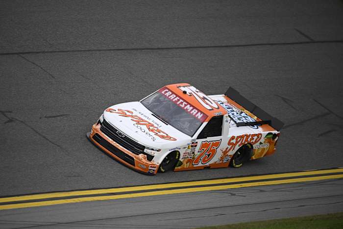 NASCAR diskwalificeert Kligerman voor een te lage vrachtwagen na een overwinning van de vlagplanten bij Daytona. Hij is aantrekkelijk