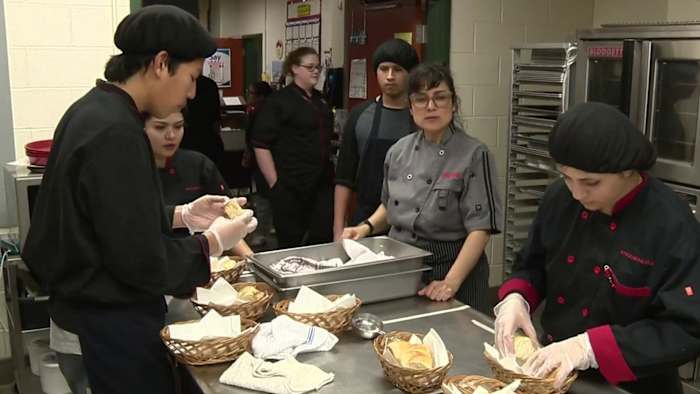 Northside ISD Culinary Arts -studenten behandelen gezinnen op een blind diner