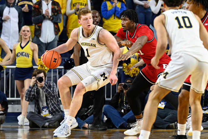 Nr. 15 Michigan verslaat Rutgers 84-82 op Burnett's 3-pointer bij Buzzer, verhuist naar de 1e plaats gelijkspel