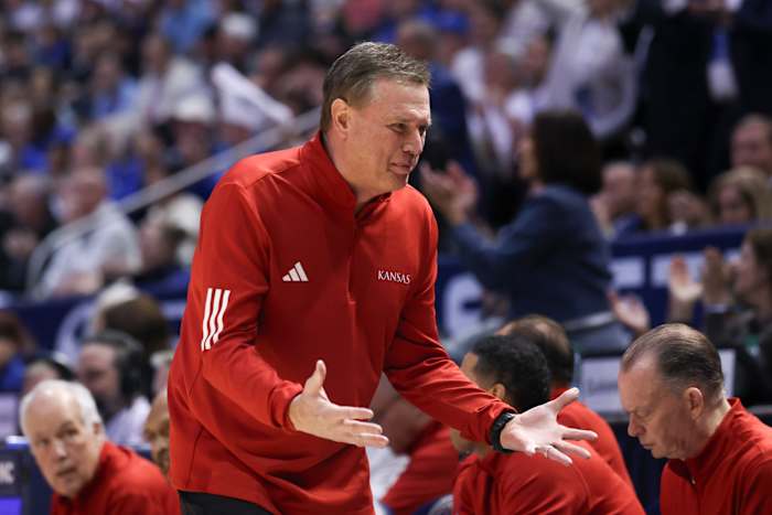 Nr. 23 Kansas 'worstelingen bereiken een laag punt in 34-punts verlies tot niet-gebrankelijke BYU