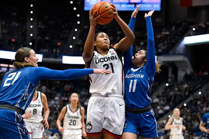 Nr. 5 UConn claimt de 5e rechte Big East reguliere seizoen titel met 72-53 overwinning op nr. 22 Creighton