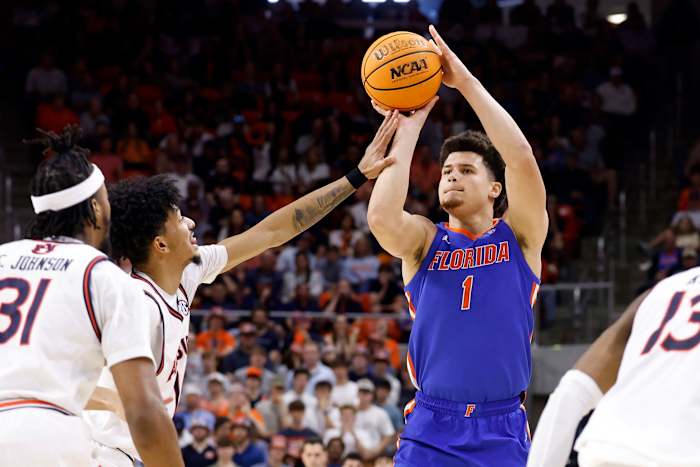 Nr. 6 Florida verslaat top-gerangschikte Auburn 90-81 en beëindigt de 14-game winning streak van de Tigers