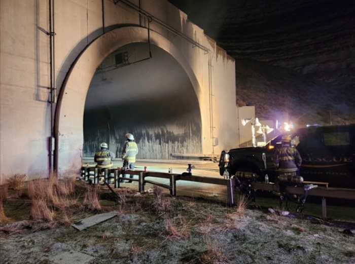 Onderzoekers komen een snelwegtunnel in Wyoming, waar een vurige crash 2 doodde 2