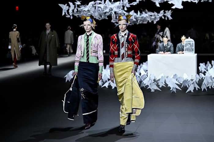 Ontwerper Thom Browne bouwt een wereld van origami magie voor een fantastische runway-show met vogelthema