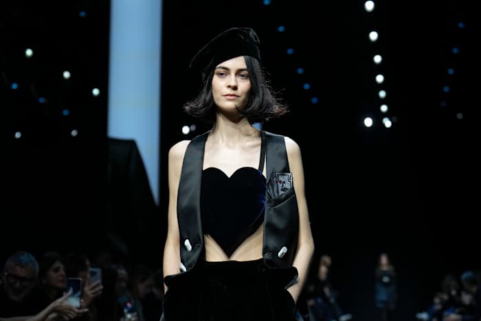 Op 90 heeft Giorgio Armani meer dan een paar kaarten op zijn mouw op de landingsbaan