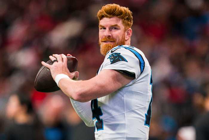 Panthers ondertekenen veteraan QB Andy Dalton opnieuw voor een contract van 2 jaar om een ​​back-up van Bryce Young te maken