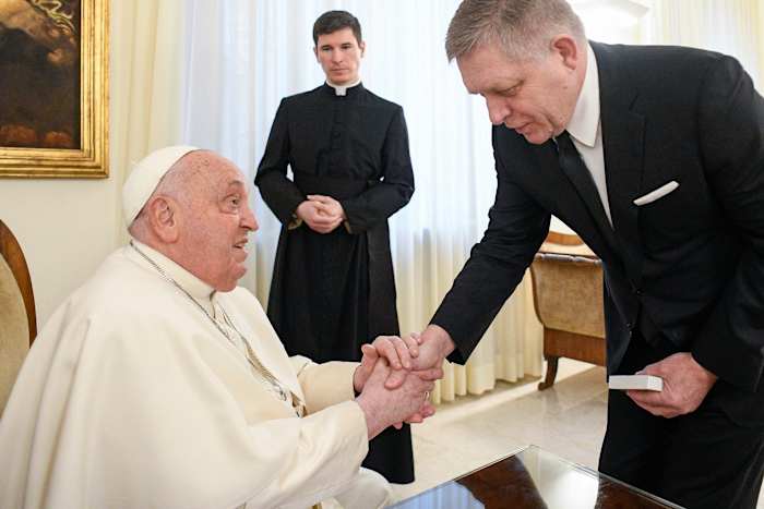 Paus heeft luchtweginfectie, is in redelijke staat en loopt milde koorts, zegt Vaticaan