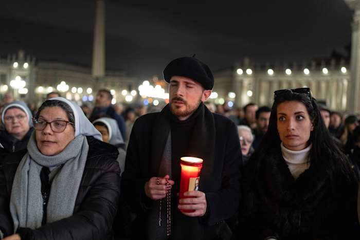 Paus verslaat de speculatie van de dreigende dood of het conclaaf terwijl hij doorgaat met het herstel van pneumonie