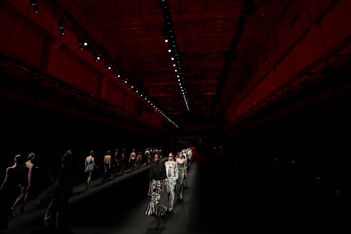 Roberto Cavalli ontsteekt Milan Runway met vurige creaties geïnspireerd door oude Pompeii