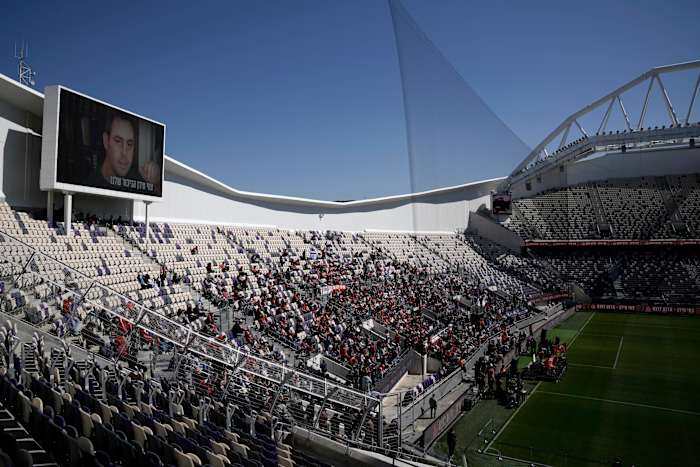 Rouwenden begraven een van de laatste gijzelaars die uit Gaza zijn vrijgegeven terwijl gesprekken beginnen voor staakt -het -vuren toekomst