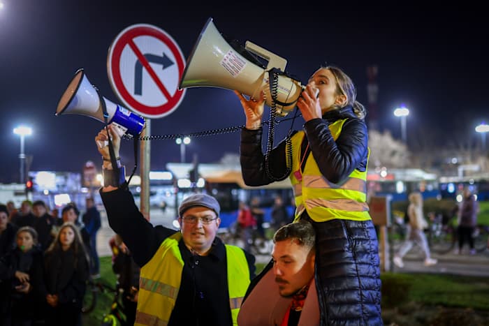 Servische anti-graft demonstranten marcheren naar een noordelijke stad en zijn van plan bruggen te blokkeren