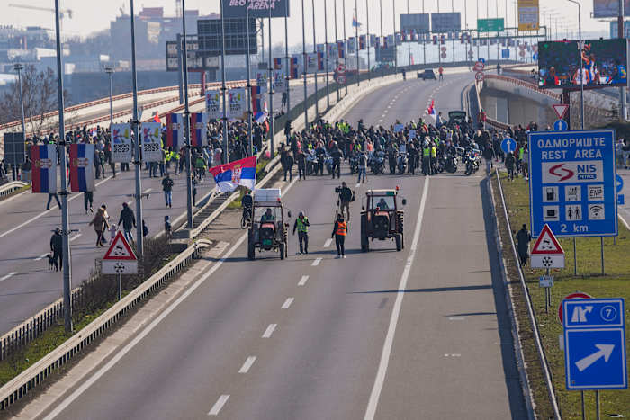 Servische demonstranten blokkeren Key Bridge, wegen om 100 dagen te markeren sinds dodelijke luifel instort
