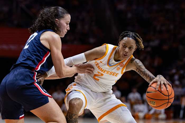 Spearman's late bucket liften nr. 19 Tennessee over nr. 5 UConn 80-76
