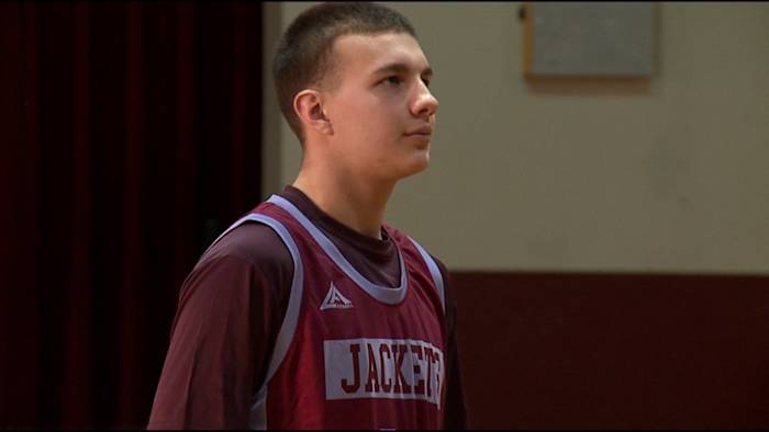 St. Anthony Boys 'Basketball Gears Up voor Playoff Semifinals, geïnspireerd door Senior Class