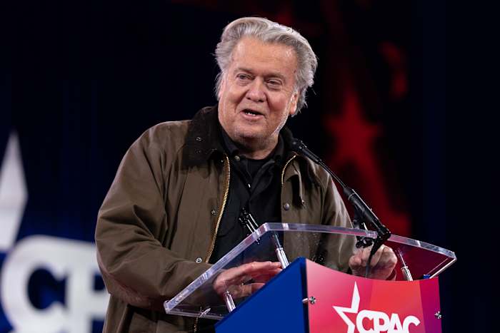 Steve Bannon wordt beschuldigd van het doen van een straight-arm nazi-groet bij CPAC, maar zegt dat het gewoon 'een golf' was