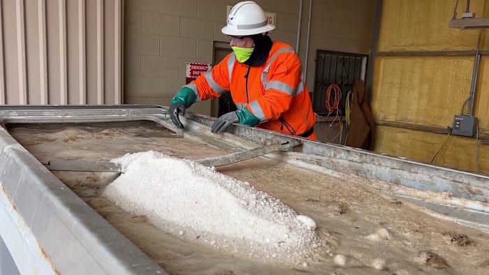 TXDOT -vrachtwagens gebruiken pekel op snelwegen tijdens winterevenementen. Wat is de oplossing en hoe werkt het?