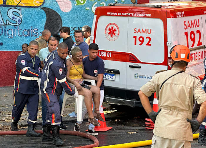 Ten minste 10 in het ziekenhuis in brand in de Carnival -kostuumfabriek van Rio de Janeiro