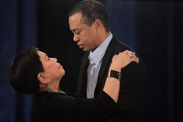 Tiger Woods trekt zich terug uit zijn kenmerkende gebeurtenis terwijl hij de dood van zijn moeder verwerkt