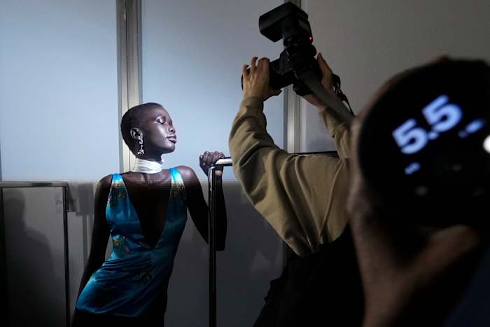 Tracee Ellis Ross loopt Milan Runway voor reflecterende Marni -collectie aangewakkerd door kunst omwille van de kunst