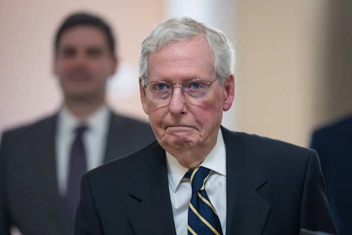 Trump lijkt het bekende deel van het leven van senator Mitch McConnell in twijfel te trekken-zijn Polio-strijd bij kinderen