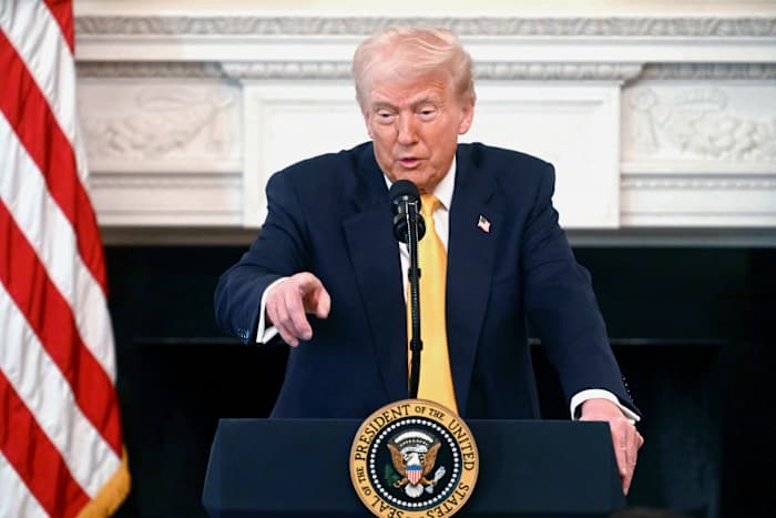 Trump sparen met de gouverneur van Maine in het Witte Huis over transgenderatleten