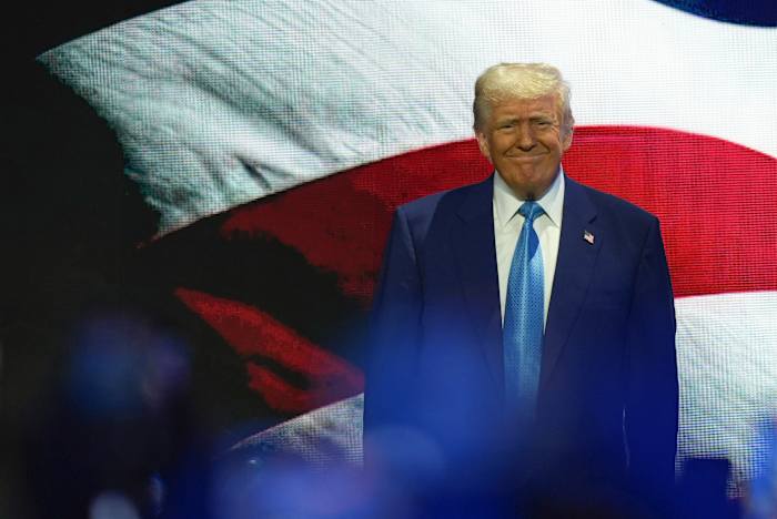 Trump tekent Order gericht op het beëindigen van federale voordelen voor sommige immigranten